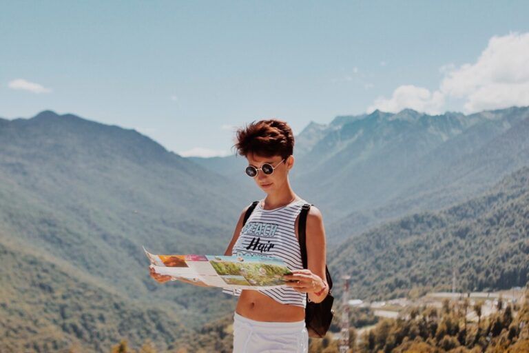 Uma mulher com um mapa na mão