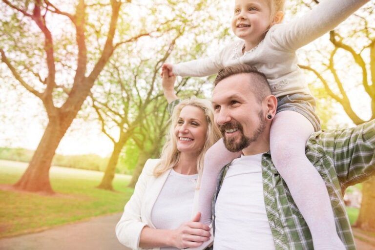Uma família feliz turistando
