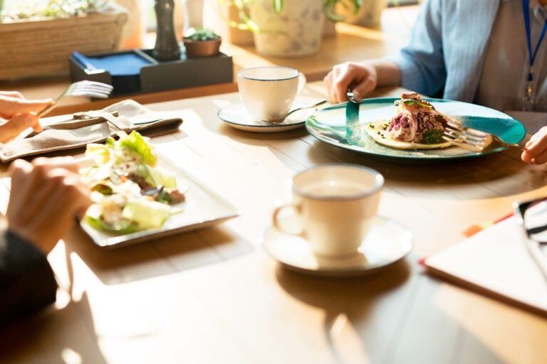 duas pessoas almoçando em um restaurante