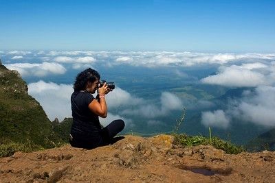 uma mulher fotografando o horizonte