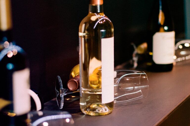três tipos de vinhos em uma mesa com taças