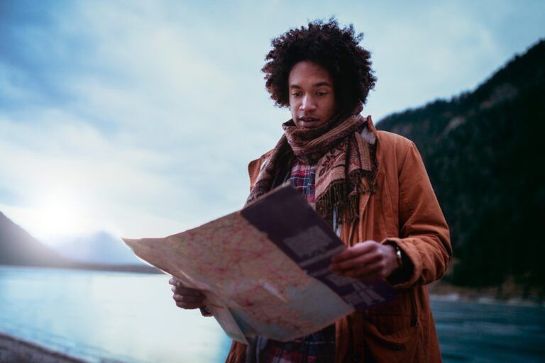 Homem vendo o mapa da serra catarinense