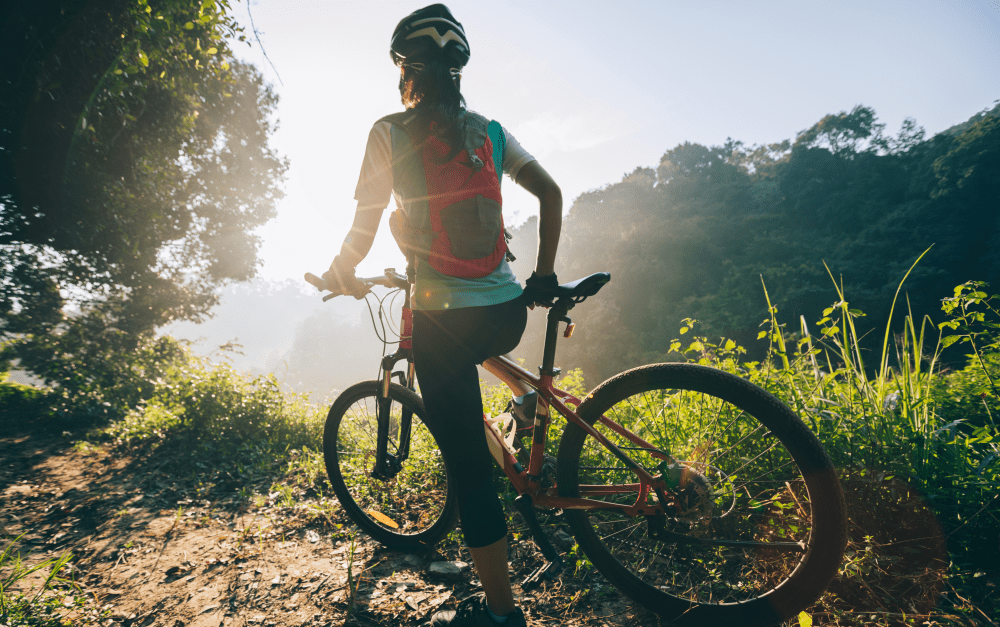 Mulher ciclista subindo a serra Catarinense