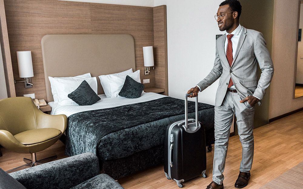 Homem no hotel para viagem de trabalho