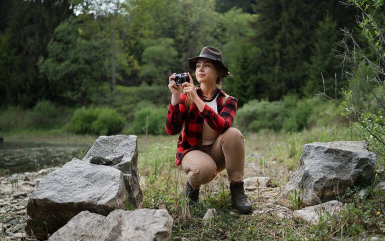Mulher em meio à natureza tirando fotos